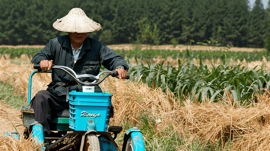 农业摄影照片_骑着三轮车的农民摄影5