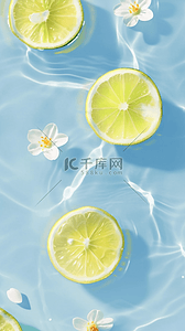 清凉夏日蓝色背景图片_夏日清凉水面上的柠檬片和花朵设计图