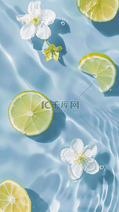 夏日清凉水面上的柠檬片和花朵素材
