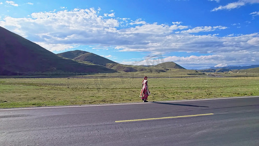 唯美首页模板摄影照片_唯美藏族女孩游走草原模板