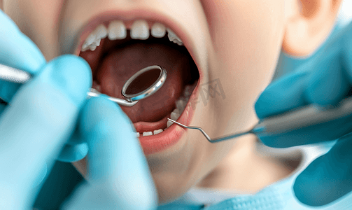 医生检查儿童口腔牙齿健康特写