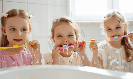 洗脸刷牙卡通摄影照片_女医生指导儿童正确刷牙方式