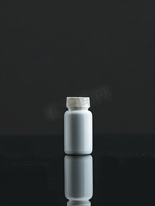 黑色背景上漂浮着未贴标签的白色塑料药瓶