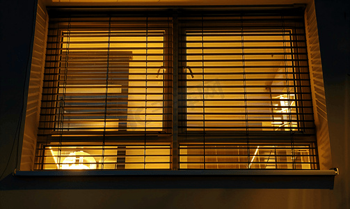 晚上建筑物的窗户晚上窗户上的格栅