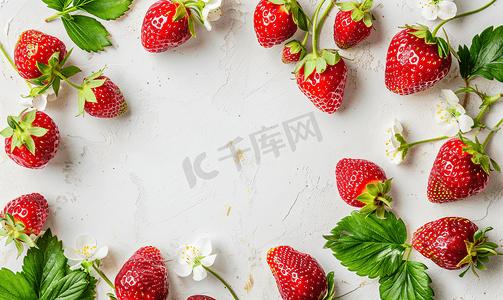 甜点图案摄影照片_带浆果和草莓花的框架