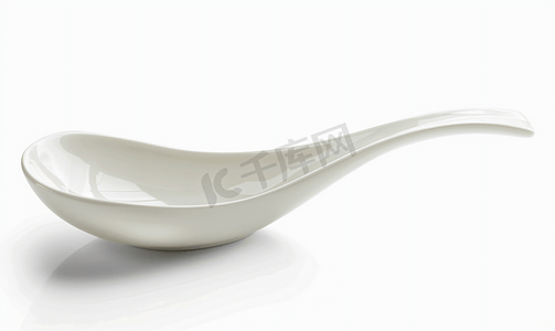设计上的中国摄影照片_白色背景上隔离的陶瓷勺子包括剪切路径