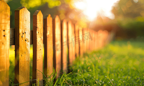 绿色栅栏摄影照片_草地上的栅栏丝带领土围栏