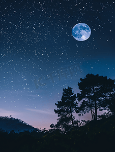 蓝色星空月亮背景摄影照片_星空与月亮和丛林的轮廓