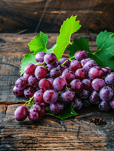 葡萄栽培摄影照片_木质背景上一簇簇成熟的紫色葡萄