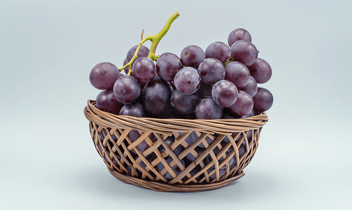 漂亮的柳条盆上成熟的紫色葡萄新鲜健康的水果
