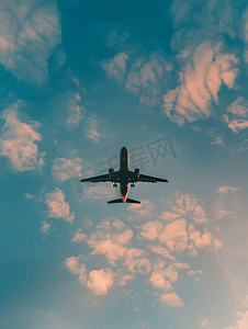 天空中一架客机的剪影世界各地的旅行和旅行创意