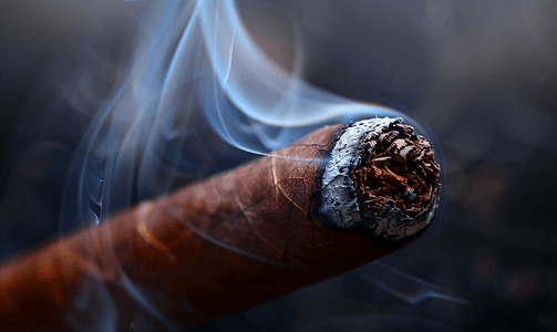 文化活动海报摄影照片_燃烧的雪茄与烟雾的特写