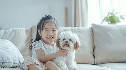 小女孩和她的狗坐在浅色沙发图片