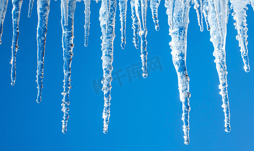 白色的冰柱映衬着蓝色的冬日天空