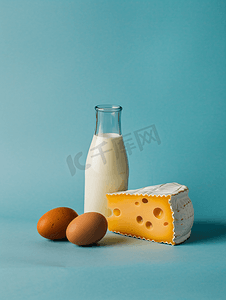蓝色背景中的乳制品牛奶鸡蛋和奶酪