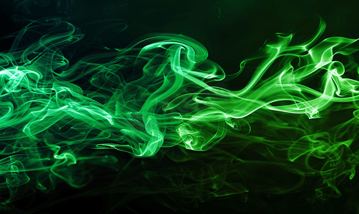 飞舞的烟雾摄影照片_黑色背景上绿色的烟雾