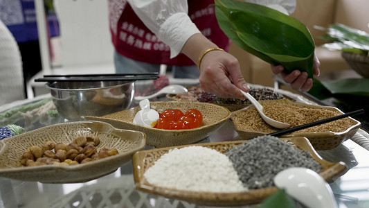 传统文化模板摄影照片_端午节包粽子传统美食场景实拍模板