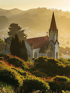 弗朗西斯科摄影照片_前景中的教堂和连绵起伏的旧金山山丘和尖顶屋顶