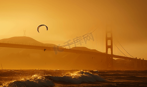 海洋风门头摄影照片_黄昏时分的金门大桥金棕色柔和的天空和风筝冲浪者的轮廓