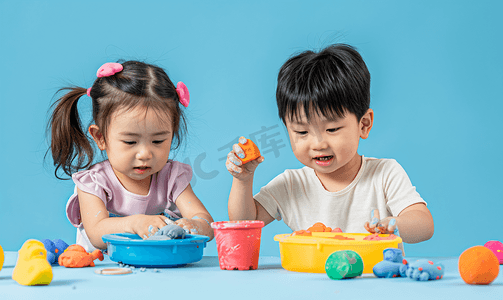 儿童节城堡摄影照片_亚洲孩子玩粘土造型通过游戏学习