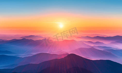 橙色浪漫摄影照片_美丽的日出和山间薄雾的风景