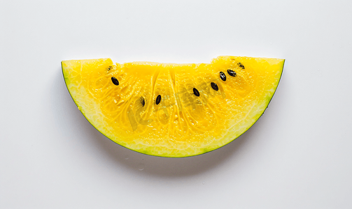 黄色西瓜摄影照片_白色背景下孤立的西瓜黄色切片