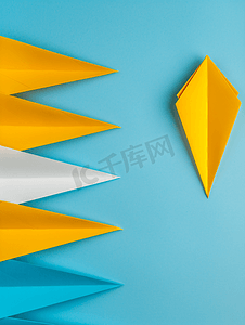 黄色纸飞机在白色蓝色背景中领先的领导概念