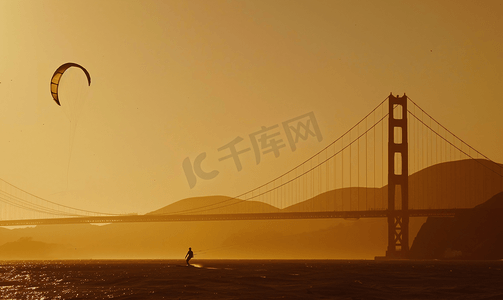 黄昏时分的金门大桥金棕色柔和的天空和风筝冲浪者的轮廓