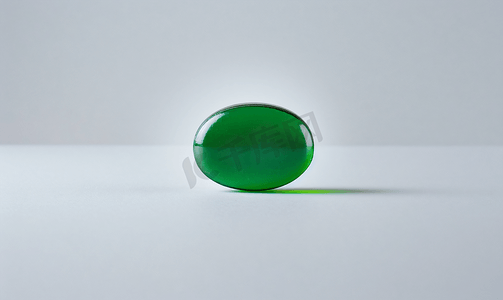 麻醉品摄影照片_白色背景上孤立的绿色药丸圈