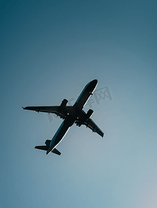 旅游设计摄影照片_天空中一架客机的剪影世界各地的旅行和旅行创意