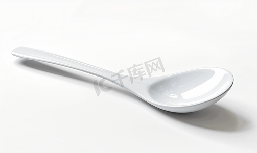 白色背景上隔离的陶瓷勺子包括剪切路径