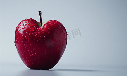 快乐心形摄影照片_白色背景上被咬的心形红苹果