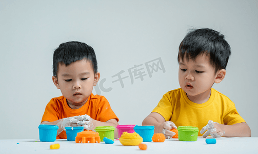 儿童培训艺术摄影照片_亚洲孩子玩粘土造型通过游戏学习