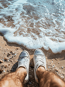 脱下摄影照片_游客在海边沙滩脱下休闲鞋游泳
