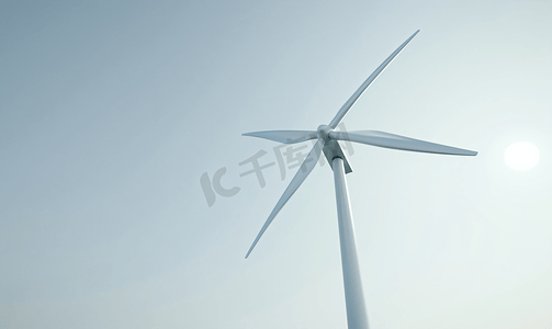 工业蓝色摄影照片_风车螺旋桨的旋转叶片风力发电纯绿色能源