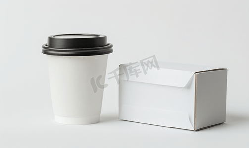 抽纸盒虚线摄影照片_白色背景中的咖啡杯和空白包装白纸盒