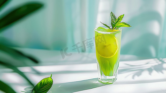 一杯绿柠檬汁果汁饮料高清图片
