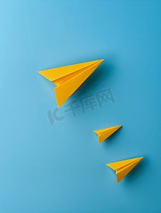 黄色纸飞机在白色蓝色背景中领先的领导概念