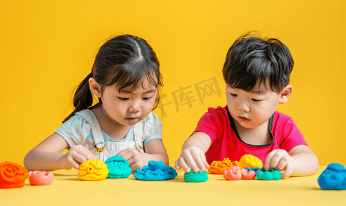 学校建模摄影照片_亚洲孩子玩粘土造型通过游戏学习