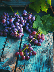 葡萄栽培摄影照片_木质背景上一簇簇成熟的紫色葡萄