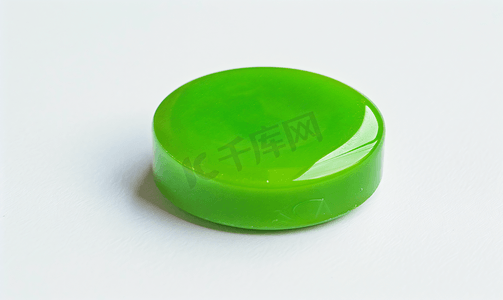 药丸容器摄影照片_白色背景上孤立的绿色药丸圈