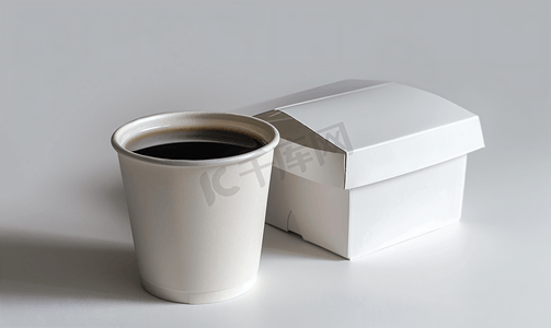 空白包装摄影照片_白色背景中的咖啡杯和空白包装白纸盒