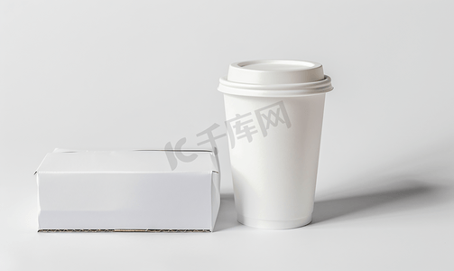 白色白色框摄影照片_白色背景中的咖啡杯和空白包装白纸盒