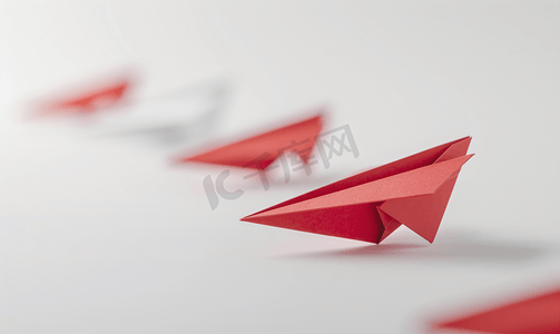 办工思考摄影照片_用红色纸飞机在一排白色飞机之间改变概念思考不同