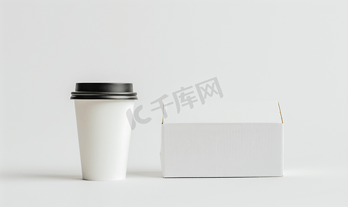海参包装设计摄影照片_白色背景中的咖啡杯和空白包装白纸盒
