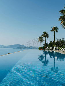 土耳其博德鲁姆地中海避暑度假酒店早晨的游泳池