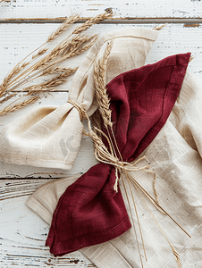 木制菜单摄影照片_质朴的白色木质背景中米色和勃艮第颜色的布餐巾的顶部视图