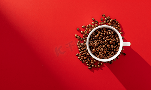 红色背景上新鲜烘焙的咖啡豆和白杯的顶视图平躺