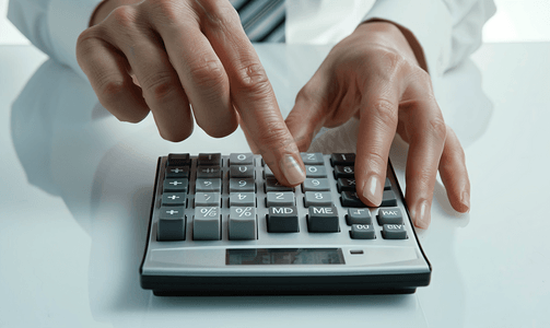 使用手指按下计算器的团队业务财务会计