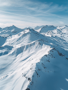 从无人机上空俯瞰雪山的壮丽景色